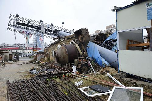 9月23日,在汕尾市區(qū),一處倒下的戶外大型廣告牌將市民李先生家的汽修店砸毀。新華社記者 梁旭 攝