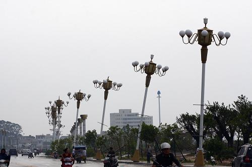 9月23日,廣東汕尾濱湖大道兩旁的部分路燈被吹得東倒西歪。新華社發(fā)(蔡文暉 攝)