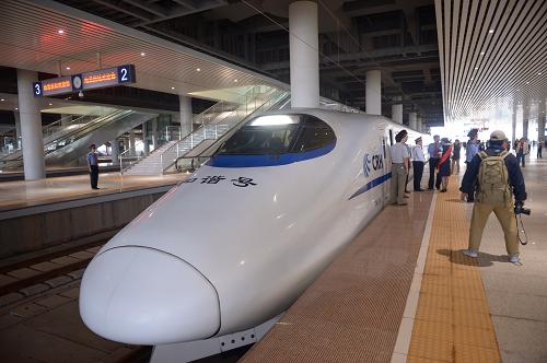 9月26日,從南昌站首發(fā)的向莆鐵路首趟動車在等待乘客上車。當日,我國第一條連接海峽西岸和中部內陸腹地的快速鐵路——向莆鐵路正式開通運營。向莆鐵路開通后,南昌與福州間的最快旅行時間將由原來的11小時壓縮至3小時12分,南昌與廈門間的最快旅行時間將由原來的17小時壓縮至4小時23分,閩贛多地將實現(xiàn)“朝發(fā)午至”。新華社記者 周密 攝