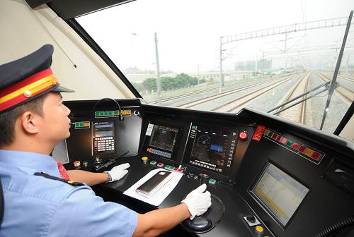9月26日,從福州站首發(fā)的向莆鐵路首趟動車D6502次列車行駛在向莆鐵路上。新華社記者 林善傳 攝