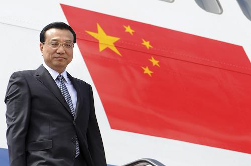 10月9日,李克強抵達斯里巴加灣市文萊國際機場,開始對文萊進行正式訪問,并出席東亞領(lǐng)導人系列會議。新華社記者 劉建生 攝