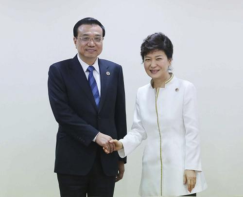 10月10日,李克強在文萊首都斯里巴加灣市會見韓國總統(tǒng)樸槿惠。新華社記者 劉衛(wèi)兵 攝