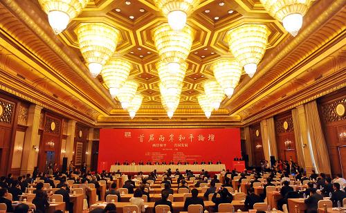 10月11日,首屆兩岸和平論壇在上海開幕。與會學(xué)者和各界人士將聚焦兩岸政治關(guān)系、兩岸涉外事務(wù)、兩岸安全互信、兩岸和平架構(gòu)四項議題。新華社記者 陳曄華 攝