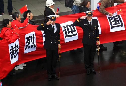 10月11日,新西蘭海軍官兵在奧克蘭港碼頭向中國軍艦致敬。新華社記者 查春明 攝