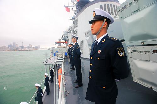 10月11日,中國海軍青島艦官兵整齊列隊(duì)抵達(dá)新西蘭奧克蘭港。新華社記者 查春明 攝