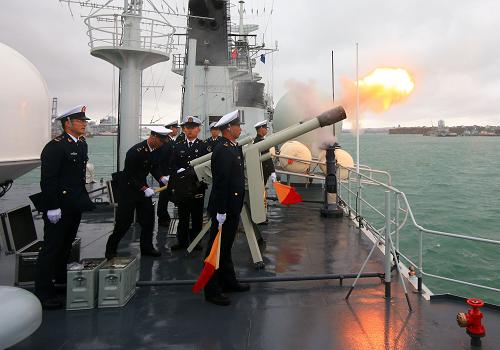 10月11日,中國海軍青島艦駛抵奧克蘭港時(shí)鳴放13響禮炮。新華社記者 查春明 攝