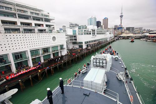 10月11日,中國海軍青島艦駛抵新西蘭奧克蘭港。新華社記者 查春明 攝