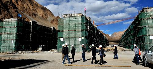 9月25日,工人在西藏阿里獅泉河鎮(zhèn)加緊建設(shè)公租房。近年來,西藏阿里地區(qū)加大廉租房、周轉(zhuǎn)房、公租房等保障性住房建設(shè),2012年至今共建設(shè)5973套保障性住房,其中1370套為棚戶區(qū)改造項(xiàng)目。阿里地區(qū)平均海拔4500米以上,被稱為“世界屋脊的屋脊”,一年只有5個(gè)月的施工時(shí)間。新華社記者 索朗羅布 攝