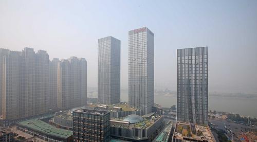 這是10月22日記者拍攝的籠罩在霧霾之中的長(zhǎng)沙湘江畔高樓。新華社記者 李尕 攝