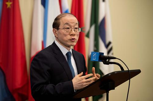 11月6日,聯(lián)合國安理會本月輪值主席、中國常駐聯(lián)合國代表劉結(jié)一在紐約聯(lián)合國總部對媒體講話。新華社記者 牛曉雷 攝