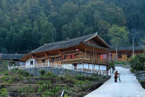 2013年11月6日,湖北省恩施州宣恩縣板遼村的農民走在回家的路上。 新華社發(fā)(宋文 攝)