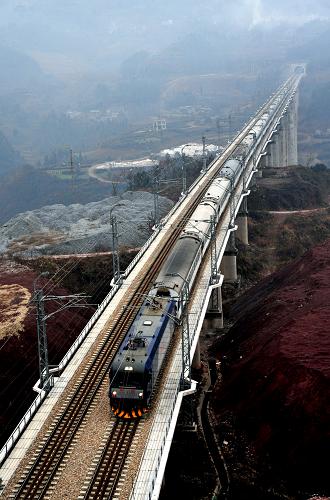 火車穿洞過橋,行進在宜萬鐵路湖北恩施段(2011年1月25日攝)。 新華社發(fā)(楊順丕 攝)