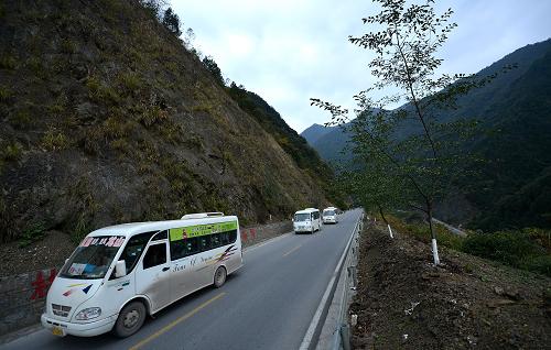 2013年11月6日,車輛在湖北省宣恩縣境內大山中的209國道上行進。 新華社發(fā)(宋文 攝)