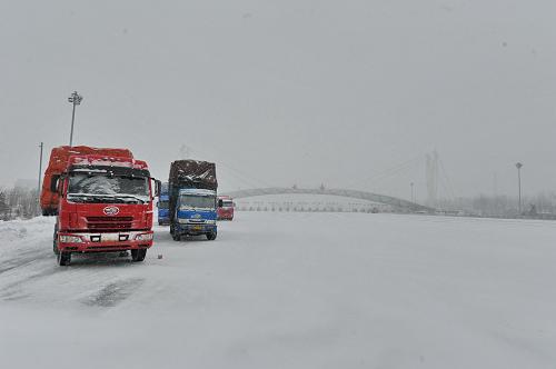 11月17日,吉林省長春市高速公路東口,部分車輛因高速公路入口封閉,在路邊等待。當(dāng)日,吉林省大部暴雪天氣持續(xù)。自11月17日21時開始,全省高速公路除松原、白城境內(nèi)部分路段通行正常外(但限制7座以上客車、大件車等車輛通行),其他省內(nèi)所有高速公路均采取入口關(guān)閉措施。目前,吉林省交警總隊高速公路支隊民警施行一級勤務(wù)狀態(tài),并對事故多發(fā)路段進行專人值守,保障交通安全。新華社記者 張楠 攝
