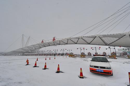 11月17日,吉林省長春市高速公路東口施行入口封閉管制措施。新華社記者 張楠 攝