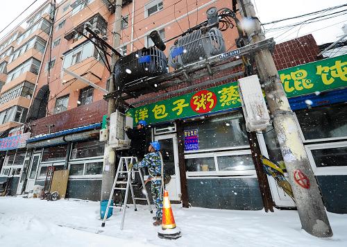 11月18日,國(guó)家電網(wǎng)長(zhǎng)春供電公司員工在對(duì)一居民樓旁的變壓器進(jìn)行巡檢搶修。當(dāng)日,吉林省大部持續(xù)暴雪天氣。為應(yīng)對(duì)暴雪天氣,國(guó)家電網(wǎng)長(zhǎng)春供電公司積極響應(yīng),出動(dòng)近200人次和32臺(tái)搶修巡視車輛,對(duì)長(zhǎng)春地區(qū)電網(wǎng)進(jìn)行巡查。截至當(dāng)日12時(shí),已完成供電搶修任務(wù)222件,全力確保暴雪中長(zhǎng)春地區(qū)的電網(wǎng)安全穩(wěn)定運(yùn)行。新華社記者 許暢 攝