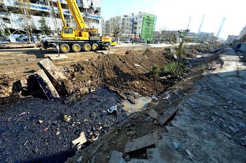 11月28日,通往城區(qū)的齋堂島街地下排水暗渠已經(jīng)堵死,防止泄漏原油向城區(qū)擴(kuò)散。新華社記者 馮杰 攝