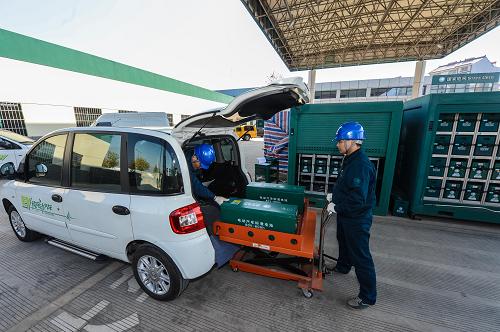 11月29日,在金華市東關(guān)電動(dòng)汽車充電站內(nèi),工作人員在為一輛純電動(dòng)汽車更換電池,這一過程只需8分鐘就可以完成。該充電站是目前浙江省規(guī)模最大、設(shè)施最齊全的電動(dòng)汽車充電站,可同時(shí)為10輛不同類型電動(dòng)汽車進(jìn)行整車充電;并且具備電動(dòng)汽車充電、更換電池組、維護(hù)保養(yǎng)等多種功能于一體。 近日,財(cái)政部、科技部、工業(yè)和信息化部、發(fā)展改革委等四部委組織專家對(duì)各地申報(bào)的新能源汽車推廣應(yīng)用方案進(jìn)行了審核評(píng)估,確定全國(guó)28個(gè)城市、區(qū)域?yàn)槭着履茉雌囃茝V應(yīng)用城市,浙江省四個(gè)城市組成的城市群(杭州、金華、紹興、湖州)成功入圍。 金華是浙江省中部地區(qū)首個(gè)新能源汽車推廣應(yīng)用試點(diǎn)城市,目前已推廣純電動(dòng)汽車600余輛,預(yù)計(jì)2015年將達(dá)到2000輛。金華全市已建充換電站5座,換電站12座,公交車專用充電站1座,充電樁110個(gè);同時(shí)還設(shè)立了15個(gè)節(jié)能與新能源汽車維修服務(wù)網(wǎng)點(diǎn),初步建立節(jié)能與新能源汽車配套服務(wù)體系。 11月初金華市政府發(fā)布施行了《金華市區(qū)新能源汽車推廣工作實(shí)施方案》,此次新能源汽車新政相比早前的實(shí)施方案,補(bǔ)助車型范圍更廣,使推廣的新能源汽車由原來的3種增加到9種。 新華社記者 徐昱 攝