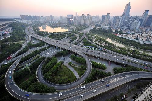 南寧市城市交通道路不斷優(yōu)化改善,這是南寧中心路段之一的竹溪立交橋(12月1日攝)。新華社記者 梁強(qiáng) 攝