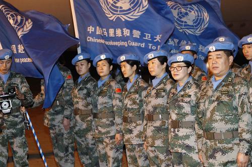 12月4日,在馬里首都巴馬科,中國(guó)首批赴馬里維和部隊(duì)先遣隊(duì)抵達(dá)巴馬科國(guó)際機(jī)場(chǎng)。新華社發(fā)(迪奧普 攝)