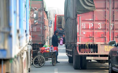 車輛滯留在南昌昌東高速路入口處,一名小商販在銷售方便面(12月5日攝)。12月4日晚開始,江西出現(xiàn)大霧,局部地區(qū)能見度不足50米,給交通造成較大影響。記者從江西省交通指揮中心獲悉,5日凌晨3時(shí)30分開始,江西多條高速路段封閉。5日上午9時(shí)至12時(shí),記者在南昌市昌東高速路口看到,數(shù)千車輛滯留,不少司機(jī)說已等候了四五個(gè)小時(shí),至記者發(fā)稿時(shí),大霧仍未散去。新華社記者 周科 攝