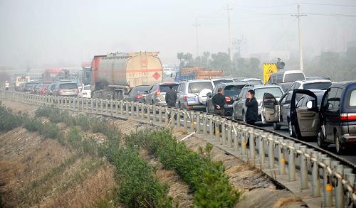 車輛滯留在南昌昌東高速路入口處(12月5日攝)。新華社記者 周科 攝