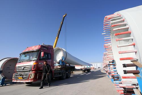 12月5日,新疆哈密雙瑞風(fēng)電制造基地工作人員裝運(yùn)剛下線的風(fēng)電機(jī)組葉片。近年來(lái),風(fēng)電資源豐富的新疆哈密?chē)@千萬(wàn)千瓦級(jí)風(fēng)電基地建設(shè),不斷延長(zhǎng)產(chǎn)業(yè)鏈,大力發(fā)展風(fēng)電裝備制造產(chǎn)業(yè)。目前,已有11家風(fēng)電裝備制造企業(yè)落戶(hù)哈密,年產(chǎn)風(fēng)電裝備達(dá)600套以上,風(fēng)電裝備制造成為了當(dāng)?shù)亟?jīng)濟(jì)的重要支撐。新華社發(fā)(蔡增樂(lè) 攝)