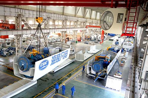 12月5日,新疆哈密海裝風(fēng)電制造基地車(chē)間工作人員在吊運(yùn)剛組裝完成的風(fēng)機(jī)。新華社發(fā)(蔡增樂(lè) 攝)