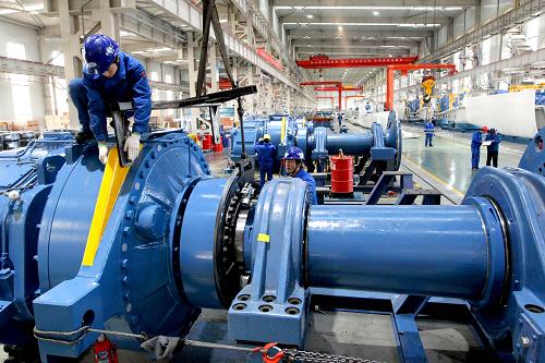 12月5日,新疆哈密海裝風(fēng)電制造基地車(chē)間工作人員在組裝風(fēng)電機(jī)組。新華社發(fā)(蔡增樂(lè) 攝)