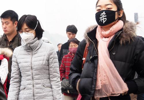 12月6日在上海浦東拍攝的戴口罩的路人。從上海市環(huán)保局獲悉,受長三角區(qū)域霧霾及靜穩(wěn)天氣條件影響,上海一周內(nèi)第二次出現(xiàn)了六級重度污染天氣,6日早晨實時空氣質(zhì)量指數(shù)AQI達到388,部分監(jiān)測站點已經(jīng)突破400大關(guān),首要污染物為PM2.5。新華社記者 任瓏 攝