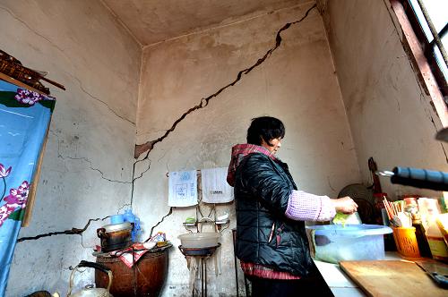 在湖北省巴東縣東瀼口鎮(zhèn)雷家坪村,一居民家的墻壁被地震震出裂縫(12月17日攝)。新華社發(fā)