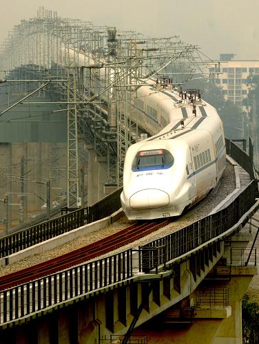 12月26日,動(dòng)車組在衡柳高鐵柳州至桂林段試運(yùn)行。 12月26日13時(shí)起,廣西動(dòng)車開始售票。12月28日,廣西將首次開行出省高速動(dòng)車3對(duì),12月30日開行管內(nèi)動(dòng)車9對(duì),這標(biāo)志著廣西將納入全國快速鐵路客運(yùn)網(wǎng)。新華社發(fā)