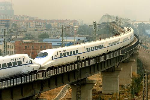 12月26日,動(dòng)車組在衡柳高鐵柳州至桂林段試運(yùn)行。新華社發(fā)