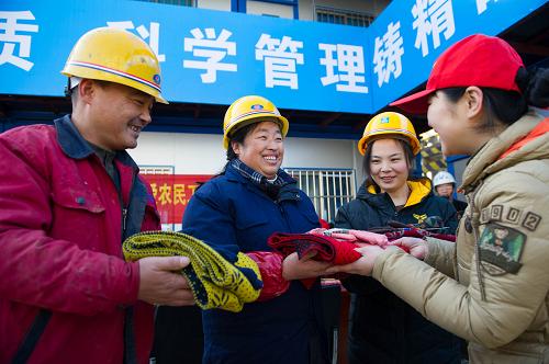 12月27日,社區(qū)志愿者為建設(shè)者送上圍巾、手套以及日常生活用品。當(dāng)日,安徽省合肥市大通路街道華業(yè)社區(qū)組織社區(qū)志愿者來(lái)到轄區(qū)建筑工地開(kāi)展“暖情暖冬日 健康享和諧”關(guān)愛(ài)農(nóng)民工建設(shè)者志愿服務(wù)活動(dòng)?;顒?dòng)中,社區(qū)志愿者為農(nóng)民工建設(shè)者進(jìn)行免費(fèi)的健康體檢,并為他們送上御寒的圍巾、手套以及各種日常生活用品,在寒冷的冬日里為農(nóng)民工兄弟送去一份溫暖。新華社記者 杜宇 攝