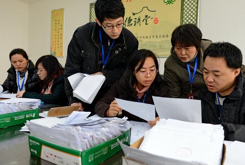 1月15日,“嚴(yán)禁公款購(gòu)買(mǎi)年貨專(zhuān)項(xiàng)督查組”人員在福州市鼓樓區(qū)城市管理執(zhí)法局查看報(bào)銷(xiāo)原始憑證。當(dāng)日,福建省福州市鼓樓區(qū)紀(jì)委聯(lián)合財(cái)政、審計(jì)、工商等部門(mén)組成“嚴(yán)禁公款購(gòu)買(mǎi)年貨專(zhuān)項(xiàng)督查組”,深入?yún)^(qū)直部門(mén)、街鎮(zhèn)、大型商場(chǎng)、超市,通過(guò)詢(xún)問(wèn)有關(guān)人員,查看財(cái)務(wù)賬冊(cè)、報(bào)銷(xiāo)原始憑證和調(diào)閱商場(chǎng)營(yíng)業(yè)收入賬目等方式,嚴(yán)查利用公款購(gòu)買(mǎi)年貨。新華社記者 張國(guó)俊 攝