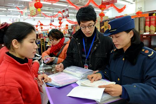 1月15日,“嚴(yán)禁公款購(gòu)買(mǎi)年貨專(zhuān)項(xiàng)督查組”人員在福州一家大型超市調(diào)閱營(yíng)業(yè)收入賬目。新華社記者 張國(guó)俊 攝