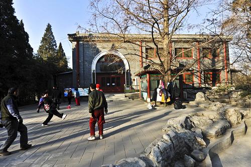 1月15日,市民在北京北海公園內(nèi)的上林苑飯莊門前晨練。 據(jù)北京市紀(jì)委消息,北京市正全力推進“會所中的歪風(fēng)”專項整治工作,目前北海公園內(nèi)的乙十六御膳堂、上林苑飯莊等會所已經(jīng)停業(yè)整頓。北京市政府要求,市屬公園內(nèi)的私人會所和高檔娛樂場所一律關(guān)閉,公園內(nèi)租用合同到期且與公園功能無關(guān)的場所一律不得出租,確保公園更好地面向游客、服務(wù)群眾、提高質(zhì)量。新華社發(fā)(王京生 攝)