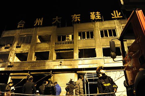 1月15日凌晨,當(dāng)?shù)叵啦块T(mén)在事故現(xiàn)場(chǎng)進(jìn)行調(diào)查。新華社記者 鞠煥宗 攝