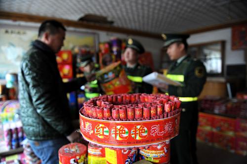 1月15日,遼寧大連莊河邊防大隊(duì)磨石房邊防派出所民警對(duì)轄區(qū)煙花爆竹銷售網(wǎng)點(diǎn)進(jìn)行檢查。隨著新春佳節(jié)的臨近,遼寧大連莊河邊防大隊(duì)抽調(diào)警力,對(duì)轄區(qū)煙花爆竹庫房及銷售網(wǎng)點(diǎn)進(jìn)行安全檢查,責(zé)令安全措施不達(dá)標(biāo)的商家進(jìn)行整改。新華社發(fā)(姜冰 攝)