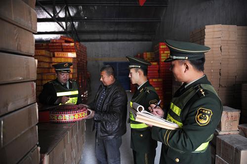 1月15日,遼寧大連莊河邊防大隊(duì)磨石房邊防派出所民警對(duì)轄區(qū)煙花爆竹倉庫進(jìn)行安全檢查。新華社發(fā)(姜冰 攝)