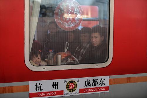 1月16日,杭州開(kāi)往成都東的K529次列車(chē)上,乘客向車(chē)窗外張望。新華社記者 韓傳號(hào) 攝