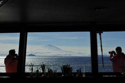 1月16日,科考隊(duì)員在“雪龍”號(hào)上拍攝維多利亞地的風(fēng)景。新華社記者 張建松 攝