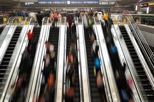 1月16日,在北京西客站,旅客上電梯進(jìn)站乘車(chē)。新華社記者 李鑫 攝