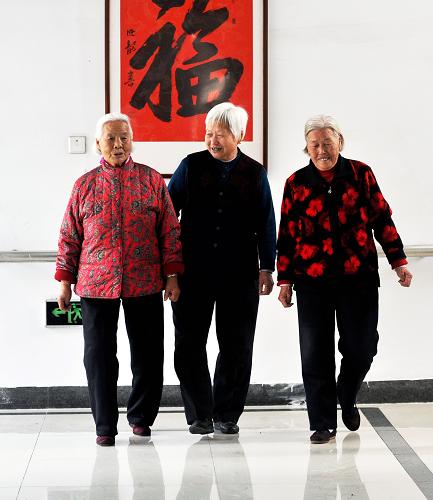 這是2013年11月3日,山東省鄒平縣韓店鎮(zhèn)西王村“幸福院”的老人一起去室外活動(dòng)。2014年中央一號(hào)文件指出,整合城鄉(xiāng)居民基本養(yǎng)老保險(xiǎn)制度,逐步建立基礎(chǔ)養(yǎng)老金標(biāo)準(zhǔn)正常調(diào)整機(jī)制,加快構(gòu)建農(nóng)村社會(huì)養(yǎng)老服務(wù)體系。新華社發(fā)(董乃德 攝)