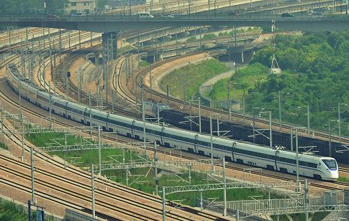 一列動(dòng)車與一列貨車交錯(cuò)行駛在杭州南京之間的鐵路線上(2013年7月1日攝)。 新華社發(fā)(龍巍 攝)