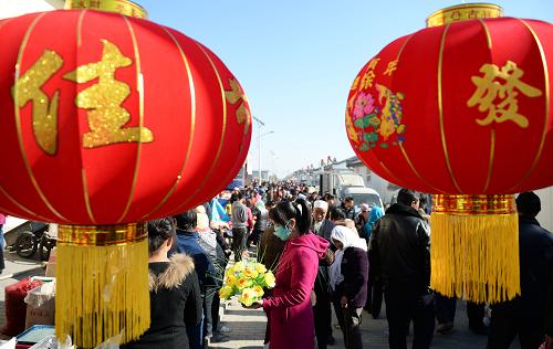 寧夏賀蘭縣欣榮村鄉(xiāng)村集市上,農(nóng)民在選購商品(1月20日攝)。 新華社記者 王鵬 攝