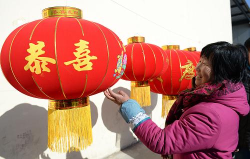 寧夏賀蘭縣欣榮村鄉(xiāng)村集市上,一位農(nóng)民在選購燈籠(1月20日攝)。新華社記者 王鵬 攝