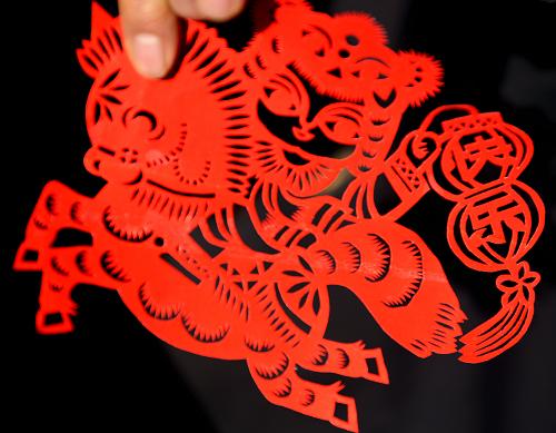 江蘇鹽城民間藝人陳龍永創(chuàng)作的馬年剪紙作品(2013年12月29日攝)。新華社發(fā)(蔣曉鵬 攝)
