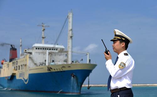 1月28日,三沙海事局工作人員在西沙永興島協(xié)助“椰香公主”輪靠泊。新華社記者 趙穎全 攝