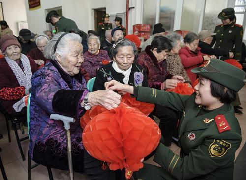1月28日,福州市公安邊防支隊(duì)官兵為老年公寓的老人送上禮物。當(dāng)日,福州市公安邊防支隊(duì)官兵走進(jìn)該市靜安老年公寓,為公寓內(nèi)60多位老人送去紅燈籠、春聯(lián)等春節(jié)禮品,并現(xiàn)場(chǎng)表演歌曲、武術(shù)等節(jié)目,贏得老人們的陣陣歡笑和掌聲。新華社記者 姜克紅 攝